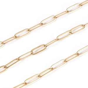 Peut inclure: Chaîne dorée avec des maillons ovales allongés. La chaîne est disposée en diagonale, mettant en valeur son design et sa texture. Les maillons sont espacés uniformément, créant un motif répétitif. Cette chaîne de bijoux convient aux colliers et bracelets.