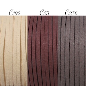 Peut inclure: Trois échantillons de cordon en daim de différentes couleurs : crème, bordeaux et gris. Le cordon est étiqueté avec les codes couleur C192, C53 et C236.