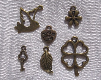 Breloques bronze, lot de 6 breloques, breloques mix, metal bronze, breloque coeur, breloques clef, colombe, feuille, fleur, trèfle, J135