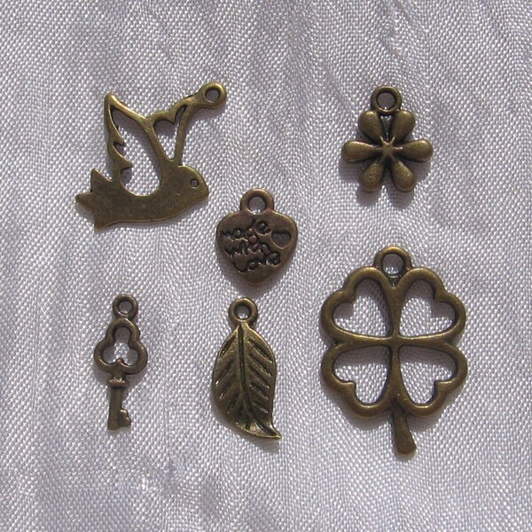 Breloques bronze, lot de 6 breloques, breloques mix, metal bronze, breloque coeur, breloques clef, colombe, feuille, fleur, trèfle, J135
