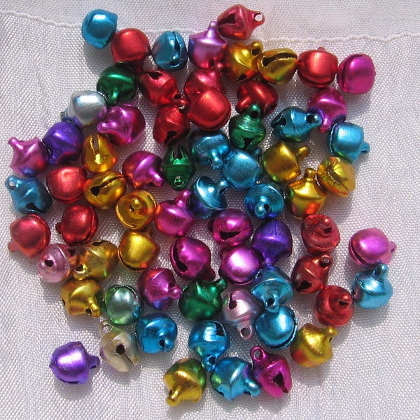 Clochettes multicolores, lot de 100 clochettes, grelots, clochette 9mm x 7mmmm, breloques, perles multicolores, métal, perles 9mm, B185