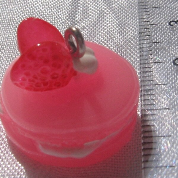 Breloques macarons, lot de 2 breloques, macarons roses, macarons de Paris, plastique rose, pendentifs roses, gâteau rose, plastique, B375