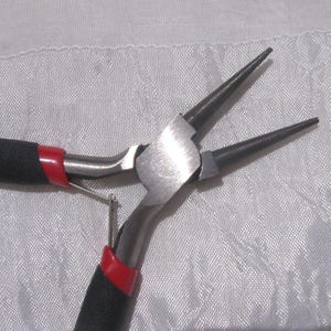 Loop closing pliers, round-tipped pliers, bending pliers, holding pliers, loops, 12mm pliers, hardened carbon steel, jewelry making, UT3