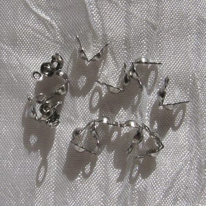 Peut inclure: Fermoirs en métal argenté pour la fabrication de bijoux. Les fermoirs sont petits et de forme ronde avec une ouverture à charnière.