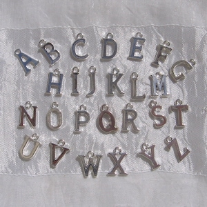 encanto de letra, letra del alfabeto, metal plateado, letra plateada, letra de 14 mm, letra de su elección, de la A a la Z, K1-K26