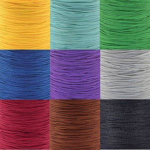 Peut inclure: Neuf bobines de cordon élastique coloré, chacune enroulée serrée. Les couleurs sont jaune, bleu clair, vert, bleu, violet, gris, bordeaux, marron et bleu foncé.