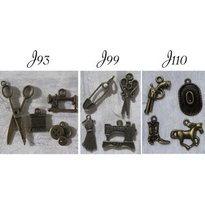 Può includere: Assortimento di 10 ciondoli in metallo dorato antico, tra cui un paio di forbici, un rocchetto di filo, una macchina da cucire, uno spillo di sicurezza, un paio di forbici, una macchina da cucire, uno stivale, una pistola, un ferro di cavallo e un cavallo.
