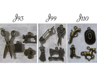 Lot de 4 breloques, ciseau, fil, bobine de fil, machine à coudre, boutons, breloque bronze, couture, couturière, cowboy, cheval,J93,J99,J110