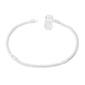 Puede incluir: Un brazalete de cadena de serpiente de plata con cierre de broche.