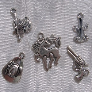 Lot de 5 breloques, breloques cowboy, mix de breloques, breloques argentés, cheval, selle, chapeau, breloque pistolet, cactus, cowboy, B500 image 1