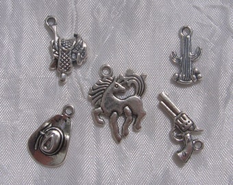 Lot de 5 breloques, breloques cowboy, mix de breloques, breloques argentés, cheval, selle, chapeau, breloque pistolet, cactus, cowboy, B500