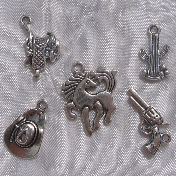 Lot de 5 breloques, breloques cowboy, mix de breloques, breloques argentés, cheval, selle, chapeau, breloque pistolet, cactus, cowboy, B500