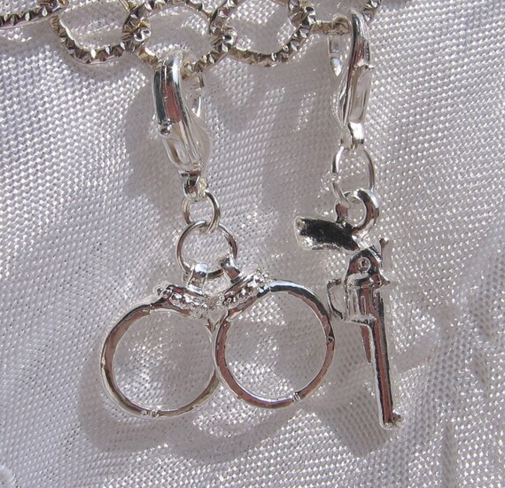 2 CHARMS BRELOQUES GATEAUX AVEC MOUSQUETON METAL DORE POUR BRACELET MAILLON