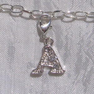 Breloque avec mousqueton, breloque lettre, charm lettre, lettre alphabet, breloque argentée, métal argenté, strass, charm lettre, K79-K100 "A" - K79