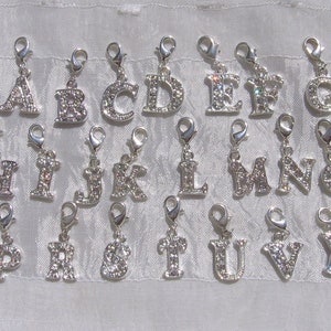 Charm con mosquetón, charm de letras, charm de letras, letra del alfabeto, charm de plata, metal plateado, pedrería, charm de letras, K79-K100