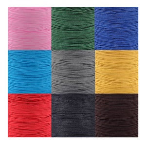 Puede incluir: Nueve carretes de cordón elástico en varios colores, incluyendo rosa, verde, azul, turquesa, gris, amarillo, rojo, azul marino y marrón.