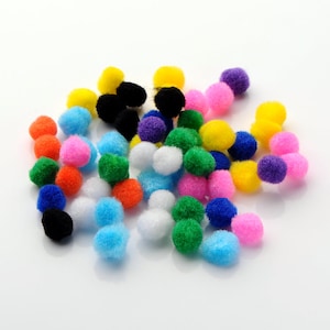 Puede incluir: Un gran surtido de pompones de colores en varios tonos de azul, verde, amarillo, rosa, rojo, blanco, negro y morado.