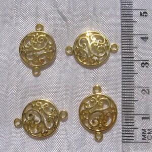 Pu&ograve; includere: Quattro connettori circolari in filigrana di metallo color oro con due anelli a salto su ciascuno. I connettori misurano circa 3,8 cm di diametro.