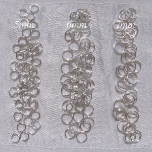 Peut inclure: Trois piles d'anneaux de saut en argent, chaque pile étant étiquetée avec une taille différente : 5 mm, 6 mm et 7 mm.