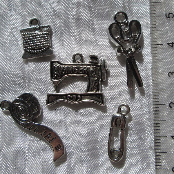 Lot de 5 breloques, mix couture, breloques couture, breloques argenté, machine à coudre, épingle, mètre, ciseaux, bobine de fil, B482