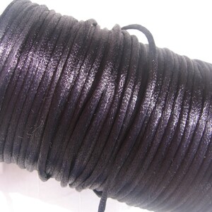 Puede incluir: Un carrete de cord&oacute;n de sat&eacute;n negro, un tipo de cuerda que se utiliza para manualidades y la elaboraci&oacute;n de joyas.