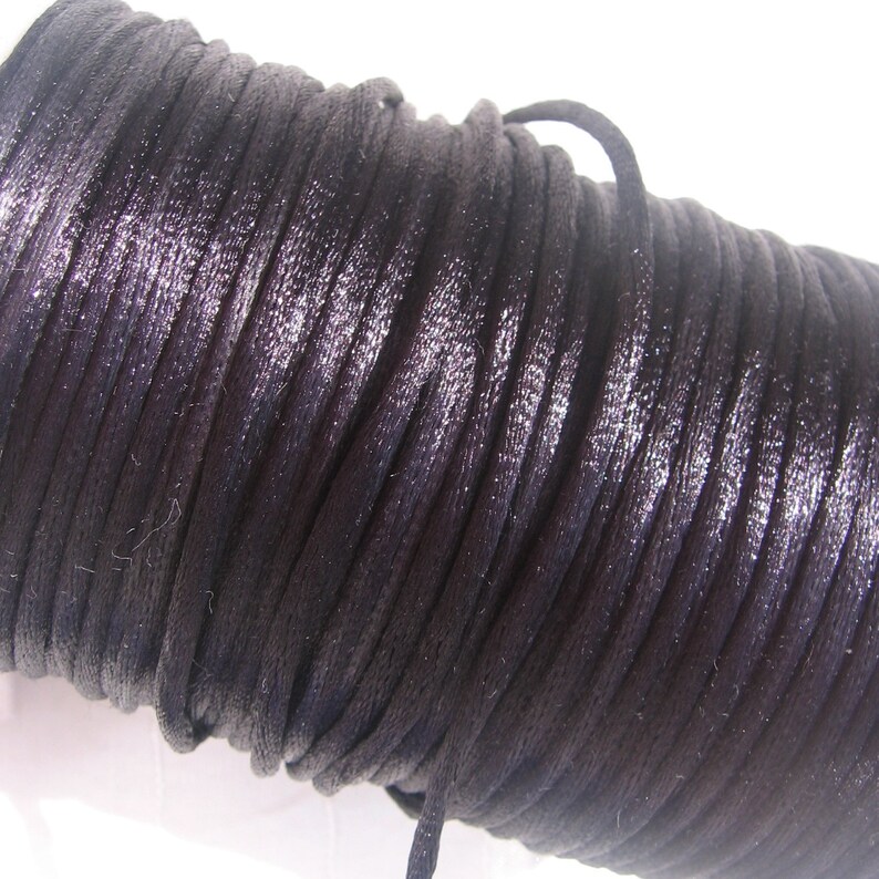 Puede incluir: Un carrete de cord&oacute;n de sat&eacute;n negro, un tipo de cuerda que se utiliza para manualidades y la elaboraci&oacute;n de joyas.