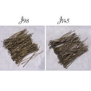 Può includere: Due mucchi di spilli a testa e perni ad occhiello color ottone antico. Gli spilli a testa sono etichettati "J98" e i perni ad occhiello "J145". Questi perni sono usati per la creazione di gioielli e l'artigianato.