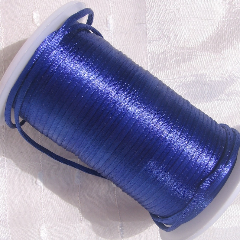 Puede incluir: Un carrete de cord&oacute;n de sat&eacute;n azul real, enrollado apretado y listo para proyectos de manualidades.