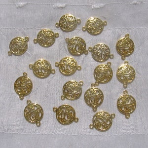 Pu&ograve; includere: Una collezione di 18 ciondoli connettore in metallo dorato con un design a filigrana decorativo. Ogni ciondolo ha due anelli a salto per il fissaggio a gioielli o altri oggetti artigianali.