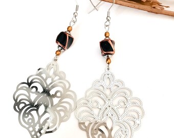 Boucles-d'oreilles-pendantes-argentées, boucles d'oreilles noires, boucles d'oreilles estampe, boucles d'oreilles acier inoxydable