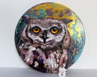 Acrylic painting on round canvas: Prismatic owl