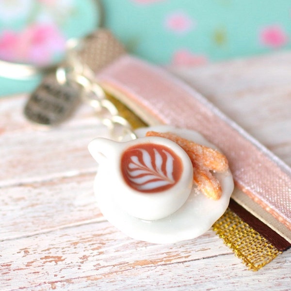 Porte clef Tasse de café au lait avec des churros au sucre latte art réaliste monté sur un anneau argenté avec des rubans assortis