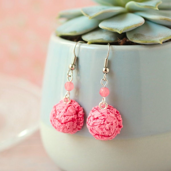 Boucles d'oreilles boules de glace framboise et fraise fruits rouges avec perles roses montées sur des crochets en métal argenté classiques