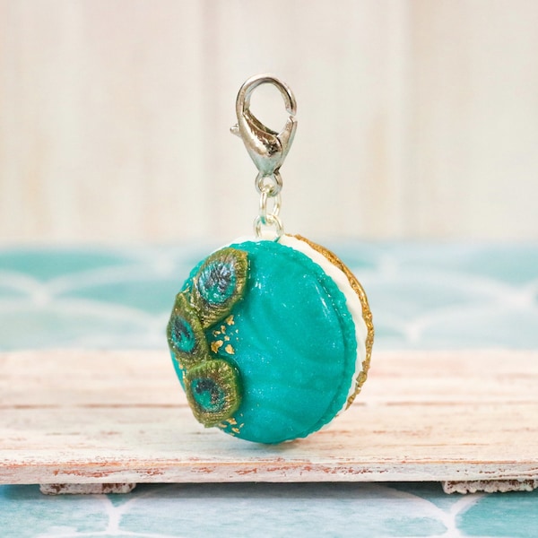 Charm Macaron en pâte polymère plume de paon bleu et doré mousqueton argenté classique de 12mm pour agrémenter sac trousse ou porte-clefs