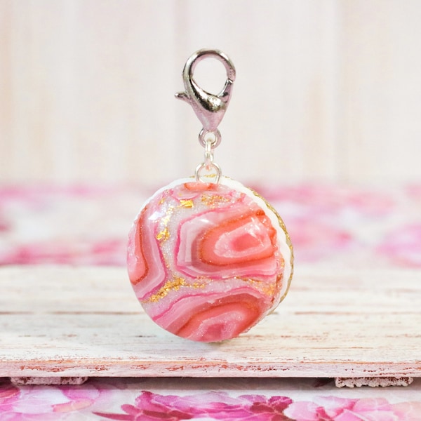 Charm Macaron en pâte polymère agate rose quartz et doré mousqueton argenté classique de 12mm pour agrémenter sac trousse ou porte-clefs