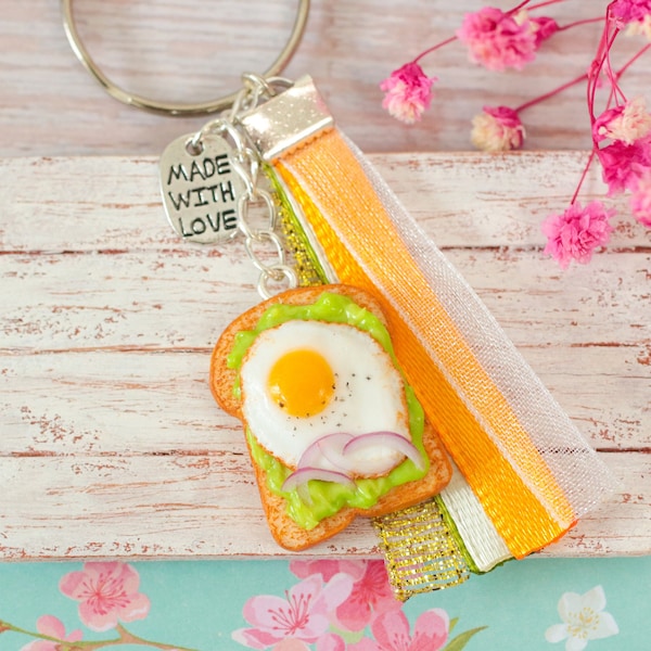 Porte clef Avocado toast réaliste miniature pâte polymère monté sur anneau argenté classique 25cm rubans assortis et breloque made with love