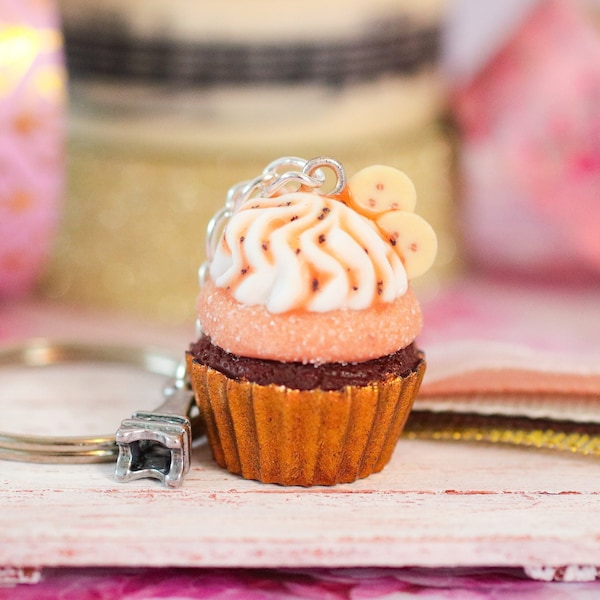 Porte clef Cupcake chocolat banane caramel réaliste avec une base bronze décoré monté sur un anneau argenté avec des rubans assortis