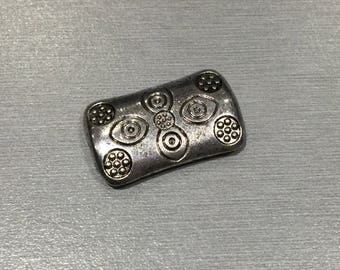 UNE perle rectangulaire en métal argent antique tibétain 21 mm de long