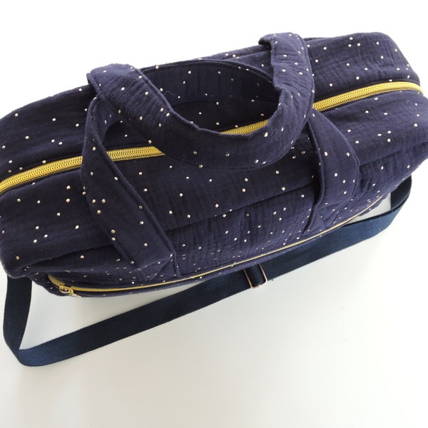 Sac à langer confectionné en double gaz de coton de coloris bleu marine