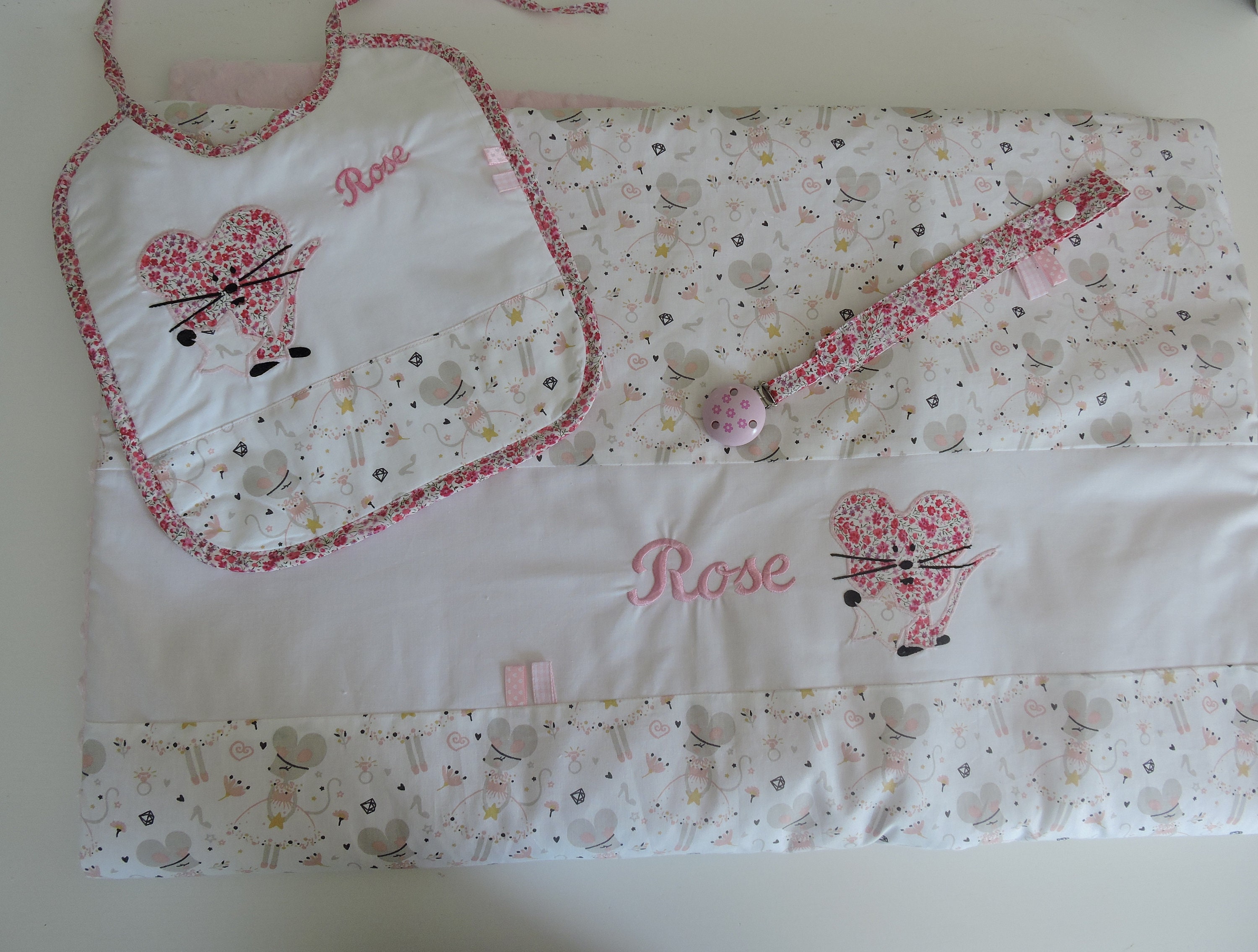 Ensemble Cadeau de Naissance , Couverture Bavoir et Attache-Tétine Personnalisé Confectionné en Coto