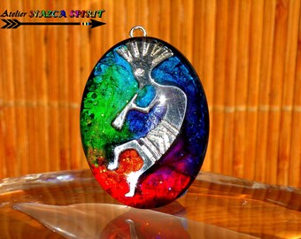 multicolored handcrafted iridescent kokopelli engraved silver kokopelli 1.57 4 cm round Amerindian magnifying glass pendant