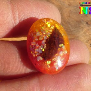Ovale cabochon van 2,2 cm x 1,7 cm Lichtgevend, unieke ambachtelijke creatie Epoxyhars, hout en witte opalen, oranje gloeit in het donker