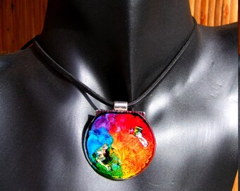 Collier Bohème Réglable en Suédine Effet Cuir Noir et Pendentif Rond en Verre Coloration Artisanale Multicolore Handmade-Inédit Nazca Spirit