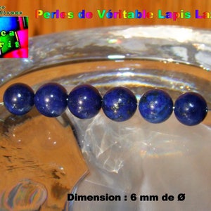 Op de afbeelding: Zes donkerblauwe lapis lazuli kralen, elk ongeveer 6 mm in diameter, geregen aan een dunne draad. De kralen hebben een gepolijst, reflecterend oppervlak met gouden vlekken. De tekst in de afbeelding luidt "Perles de Véritable Lapis Lazuli" en "Dimension : 6 mm de Ø".