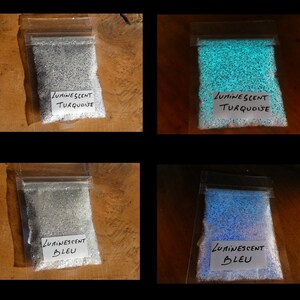 Pode incluir: Quatro pequenos sacos de plástico cheios de grânulos luminescentes. Dois sacos estão rotulados como "Luminescent Turquoise" e brilham em turquesa brilhante. Os outros dois sacos estão rotulados como "Luminescent Bleu" e brilham em azul.