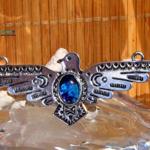 Großer ethnischer Stammesanhänger von 7,1 cm, Thunderbird-Silbermetall, Gravuren ethnischer Symbole, handgefertigter Farb-Cabochon