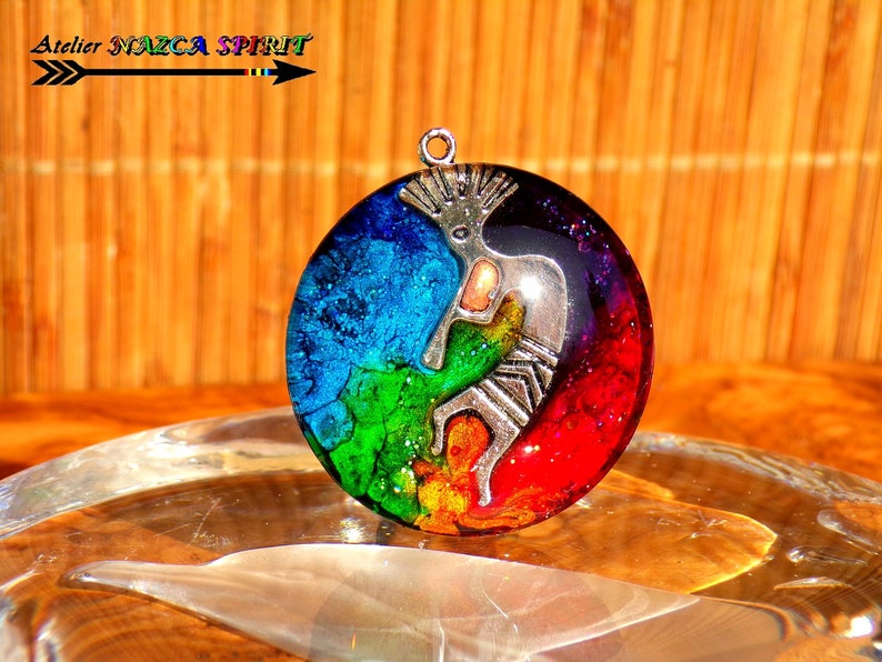 multicolored handcrafted iridescent kokopelli engraved silver kokopelli 1.57 4 cm round Amerindian magnifying glass pendant