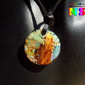 Collier Ajustable Bohème Ethnique Pendentif Rond Bois d&#39;Eucalyptus et Opales de Feu Naturelles Inclusion Résine - Bijou Artisanal Précieux