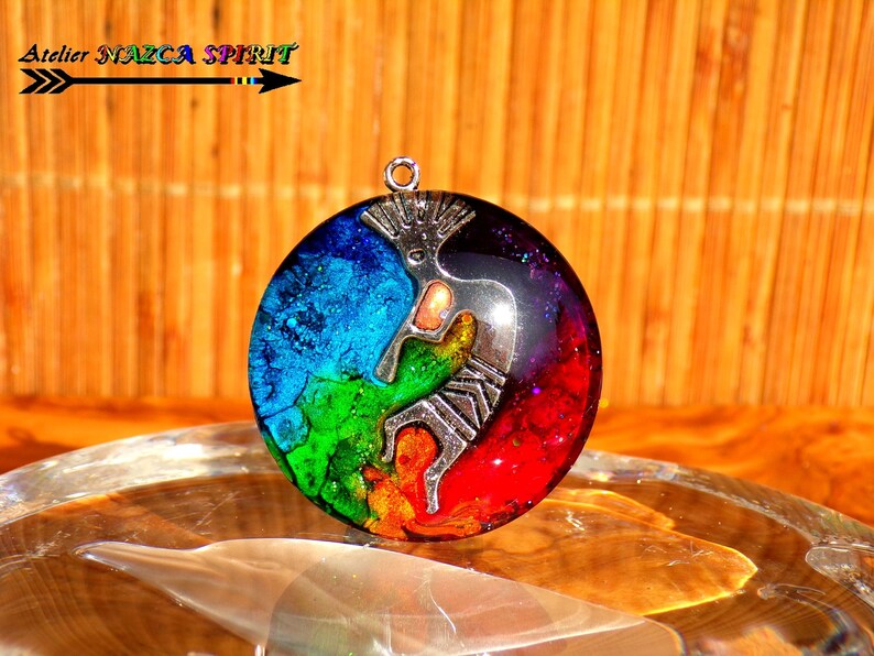 multicolored handcrafted iridescent kokopelli engraved silver kokopelli 1.57 4 cm round Amerindian magnifying glass pendant