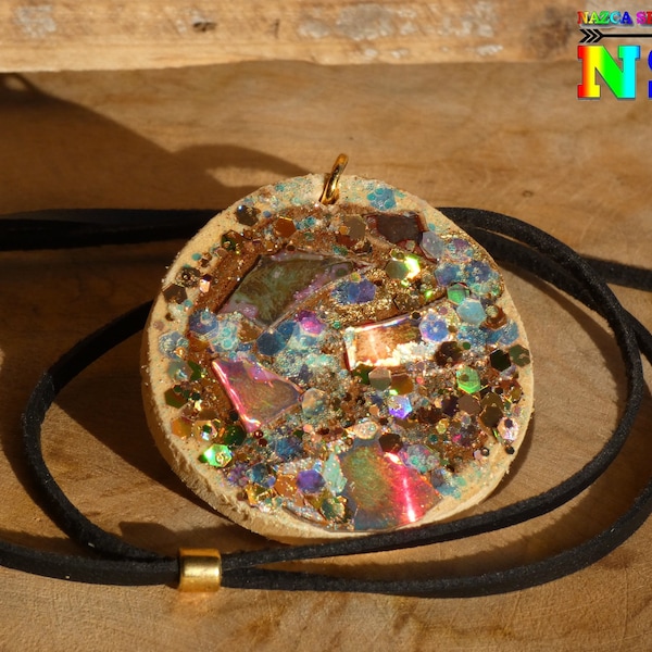 Collier Bohème Ajustable, Pendentif Rond de 4.5 cm Fait Main en Bois d'Acacia, DVD recyclé, Paillettes Multicolores Iridescentes et Laser